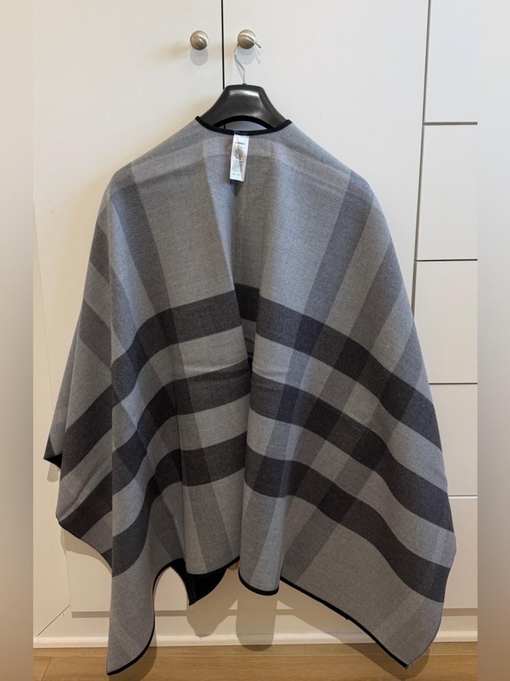 Burberry 100 wool Black & Gray Reversible Cape New - Picture 3 of 8